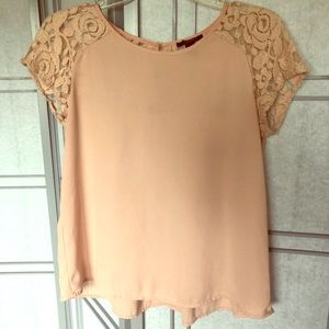 Blouse with lace shoulders